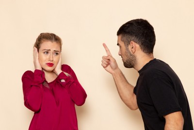 άνδρας διαπράττει ενδοοικογενειακή βία έναντια στη γυναίκα του