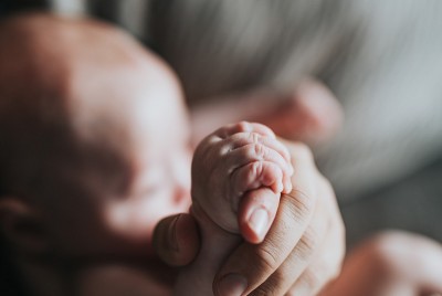μητέρα κρατάει το μωρό της στα χέρια της