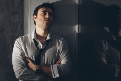 άντρας που κάνει υπεραναλύει τις σκέψεις του