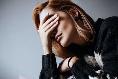 γυναίκα με επαναλαμβανόμενη αρνητική σκέψη επιταχύνει τη γνωστική εξασθένιση