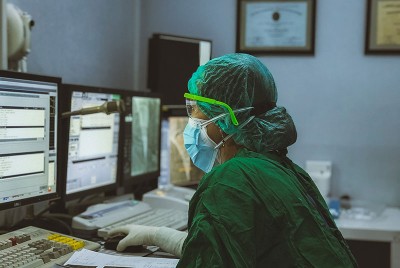 νοσοκόμα συμπληρώνει την έρευνα όπου πάνω από τους μισούς ασθενείς Covid υποφέρουν από γνωστικά και συμπεριφορικά προβλήματα