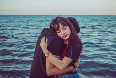 ζευγάρι κρατιέται χέρι-χέρι στο ηλιοβασίλεμα