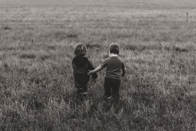 Μαυρόασπρη φωτογραφία με δυο παιδιά που δεν πρέπει να συγκρίνονται με κάποια άλλα από τους γονείς
