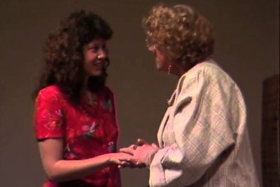 η virginia satir χαιρετά μία θεραπευόμενη σε συνεδρία