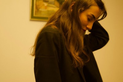 γυναίκα καταλαβαίνει ότι ακυρώνει τον εαυτό της