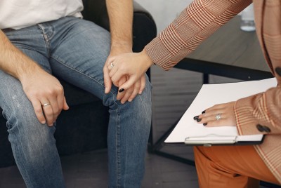 θεραπευτής βοηθάει την θεραπευόμενή του αλλά πάνω από όλα είναι άνθρωπος