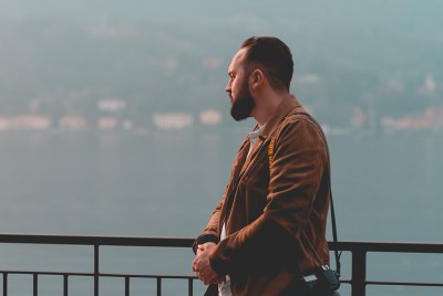 άντρας στέκεται στα κάγκελα με τον εαυτό του, τον άγνωστο μόνιμο σύντροφο της ζωής μας