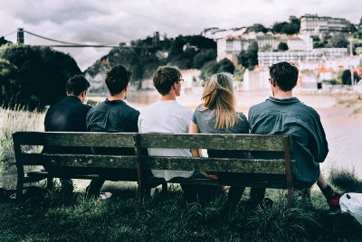 φίλοι ανακαλύπτουν τα σκοτεινά πρόσωπα της φιλίας