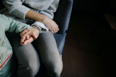 μητέρα ψυχικά ασθενής μεγαλώνει το παιδί  της