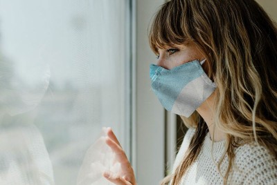 γυναίκα σκέφτεται τις Ψυχολογικές Επιπτώσεις της Καραντίνας