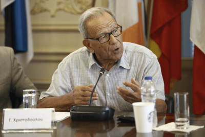 ο καθηγητής Γιώργος Χριστοδούλου σε ομιλία του