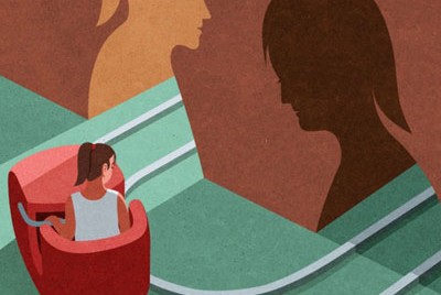 σκίτσο με γυναίκα σε τρενάκι που βγαίνει από τον εαυτό της και μπαίνει σε μία άλλη πτυχή ενός άλλου εαυτού της κάνοντας Γνωστική Αναλυτική Ψυχοθεραπεία