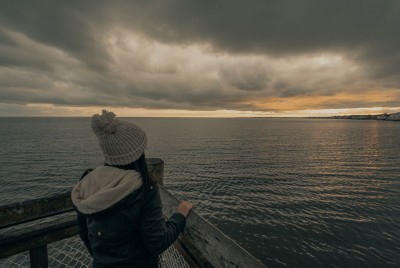 γυναίκα σε προβλήτα σκέφτεται μια νέα προοπτική για τη θεραπεία της κατάθλιψης