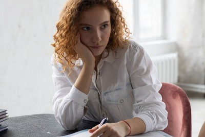 γυναίκα σκέφτεται ποια είναι τα χαρακτηριστικά ενός ευφυούς ατόμου