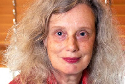 η Emmy Van Deurzen κοιτάει το φακό