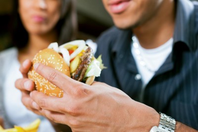 άντρας ετοιμάζεται να φάει ένα burger