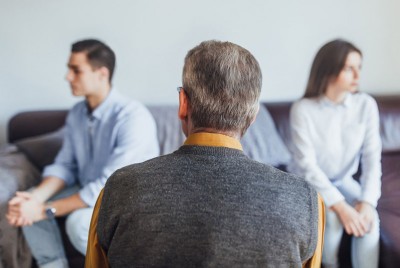 ζευγάρι που κάθεται μπροστά σε ένα ψυχολόγο