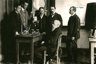 ο Wilhelm Wundt και οι συνάδελφοι ψυχολόγοι στο πρώτο πειραματικό εργαστήριο ψυχολογίας