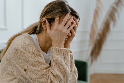 γυναίκ με χρόνιο πόνο αναρωτιέται αν είναι Ψυχοσωματικό νόσημα ή όχι μόνο