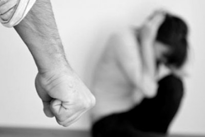 γυναίκα που προσπαθεί να προστατευτεί από μια επίθεση ενός άντρα
