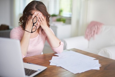 γυναίκα έρχεται αντιμέτωπη με το ψυχικό κόστος των «πρέπει»