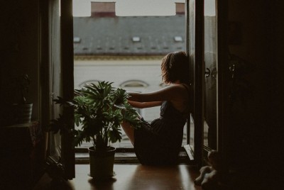 γυναίκα γνωρίζει ότι το άγχος παραμένει στον εγκέφαλο ακόμη και αν βρισκόμαστε σε ασφαλές περιβάλλον