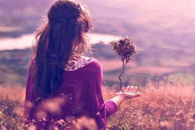 γυναίκα που συμβολίζει την εσωτερική θεά, τη μητέρα Θεά Σελήνη