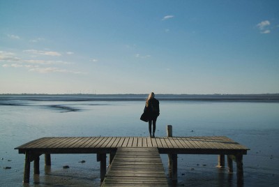 γυναίκα σε αποβάθρα στη θάλασσα αναζητά την αυτοπραγμάτωση
