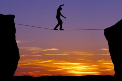 άνθρωπος που ακροβατεί σε ένα σχοινί υπό κρίση