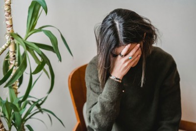 γυναίκα με κρανιοεγκεφαλική κάκωση βιώνει συναισθηματικές αντιδράσεις