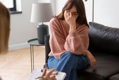ψυχοθεραπεύτρια συζητάει με θεραπευόμενη με συμπτώματα ποιυ είναι κομμάτι της ζωής της ή ψυχιατρική διαταραχή