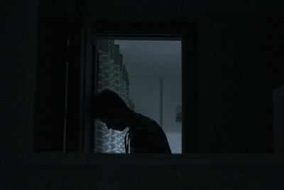 άνδρας σε lockdown του οποίου βλάπτεται σοβαρά η ψυχική υγεία