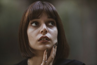 γυναίκα βιώνει το φόβο της επιτυχίας και αναρωτιέται αν μπορεί η επιτυχία να μας φοβίζει