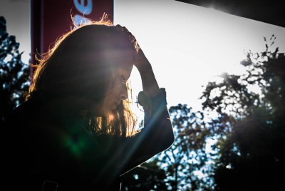 γυναίκα ανακαλύπτει τις 9 γνωστικές διαστρεβλώσεις της κατάθλιψης
