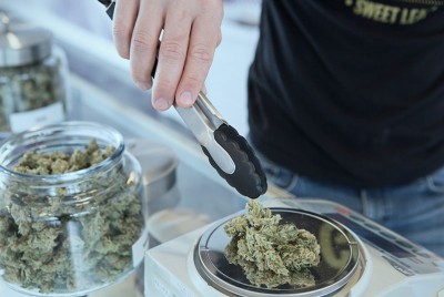 χέρι μεταφέρει κάνναβη για ζύγισμα