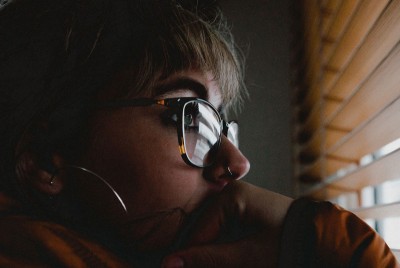 γυναίκα σκέφτεται 6 βήματα για να θεραπευθεί από τη σχέση της με το νάρκισσο γονέα