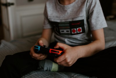 παιδί με ΔΕΠΥ παίζει video games