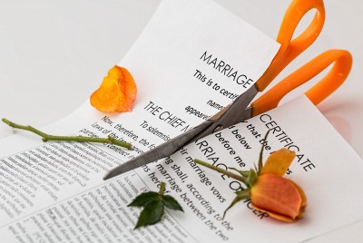 ψαλίδι κόβει στη μέση ένα πιστοποιητικό γάμου