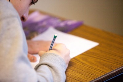 μαθητής αντιμετωπίζει το «τέρας» της κατάθλιψης στα σχολικά θρανία