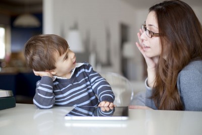 μητέρα λέει ψέματα στο παιδί της και μπορεί να γίνει πιο ανέντιμο και λιγότερο καλά προσαρμοσμένο ως ενήλικας