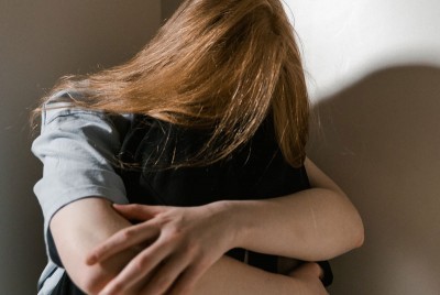 γυναίκα καταλαβαίνει πως το πένθος είναι μια διαδικασία αντίθετη της κατάθλιψης