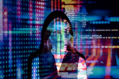 γυναίκα ενημερώνεται για την τέταρτη βιομηχανική επανάσταση