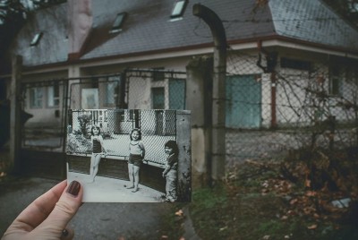 γυναίκα κρατάει φωτογραφία από την παιδική ηλικία της