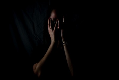 γυναίκα στο σκοτάδι σκέφτεται τί είναι οι φόβοι