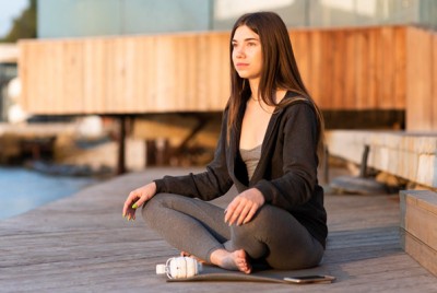 γυναίκα εφαρμόζει Mindfulness στην παραλία