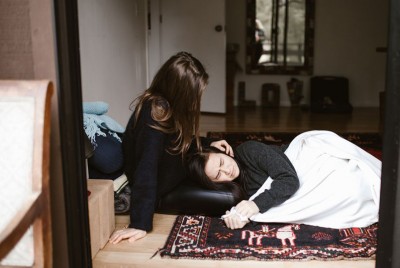 γυναίκα σταματάει να κλαίει και αρχίζει να λέει
