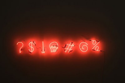 επιγραφή led με κόκκινο χρώμα