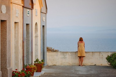γυναίκα απελευθερώνει το μυαλό της από τις προκατειλημμένες σκέψεις