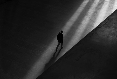 άντρας σκέφτεται αν είναι μόνος ή αν νιώθει μόνος