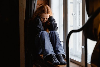 γυναίκα αναζητά τη σύνδεση μεταξύ του εντέρου και του εγκεφάλου μας